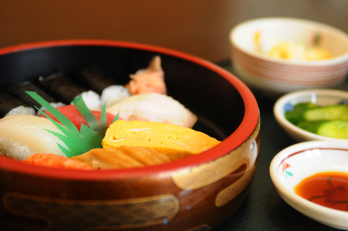 寿司ランチ（小鉢・漬物付）
